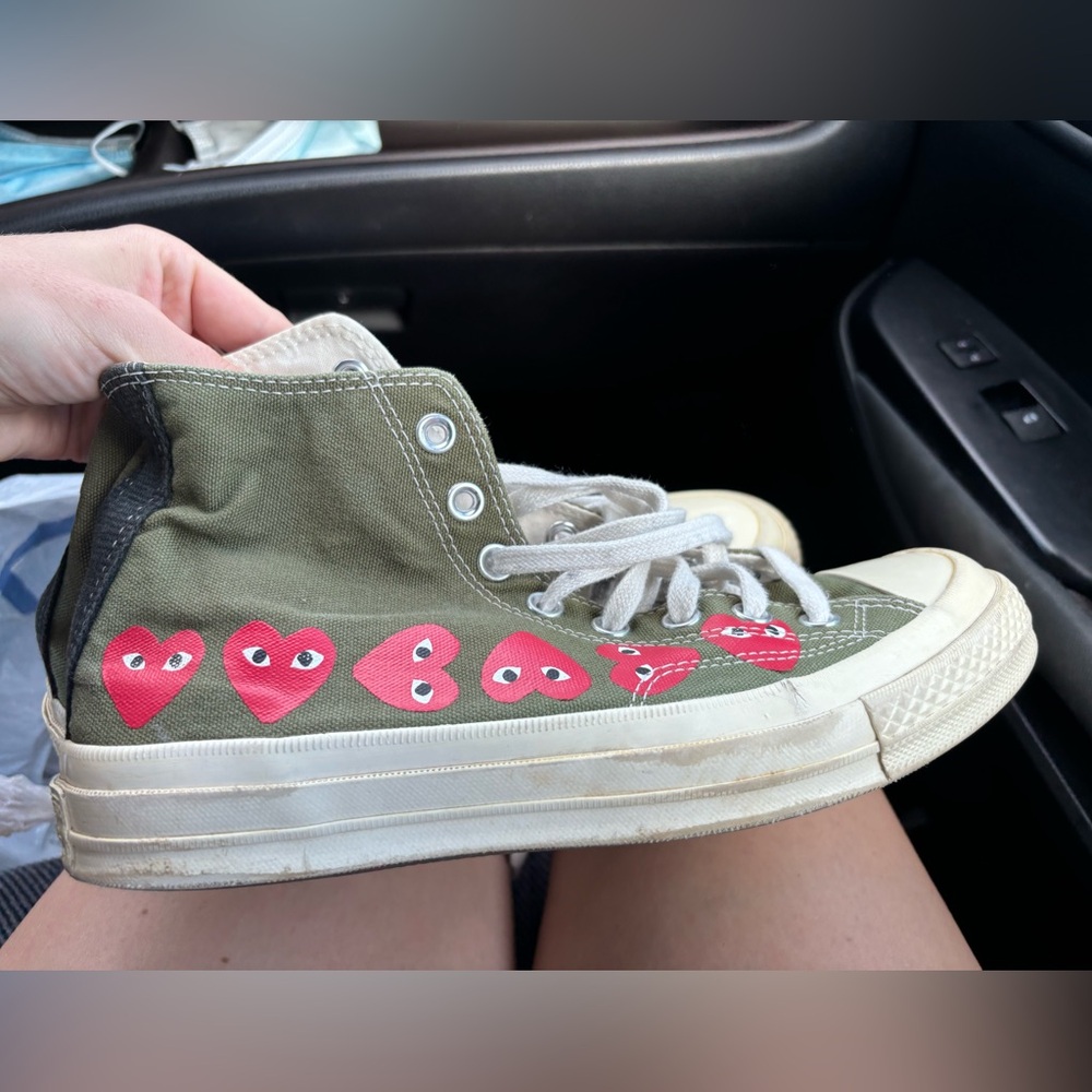 Men’s size 7 converse women’s 9. Used but in good condition!